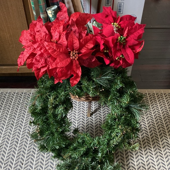 NEW WITHOUT TAGS==2 Artificial Holiday Wreaths & 2 Poinsettia Bunches - Picture 3 of 6